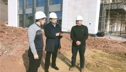 遂寧興業(yè)集團(tuán)黨委副書記、監(jiān)事會(huì)主席、工會(huì)主席石鎮(zhèn)槐深入遂寧市興學(xué)商務(wù)中心項(xiàng)目、公共衛(wèi)生臨床醫(yī)療中心一期項(xiàng)目進(jìn)行實(shí)地巡查